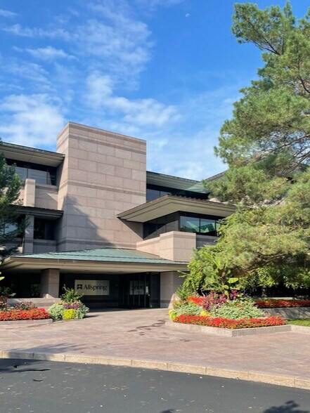 Primary Photo Of 100 Heritage Reserve Dr, Menomonee Falls Office For Sale