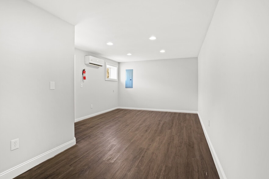 More Photos Of 77 S Main St, Newtown Warehouse For Lease