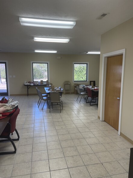 More Photos Of 5505 Business Dr, Wilmington Office For Sale