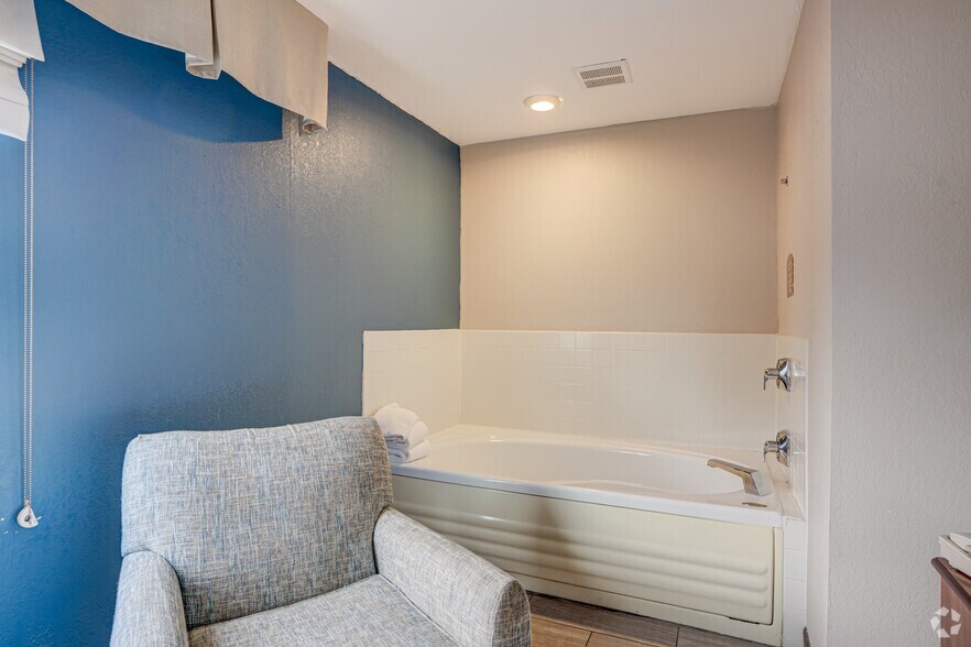 More Photos Of 2285 Washington St, Galesburg Hotel For Sale