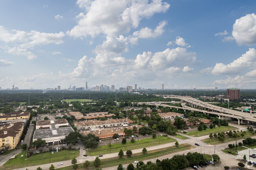 More Photos Of 7155 Old Katy Rd, Houston Office For Sale