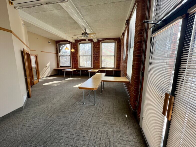 More Photos Of 320 Riverside Dr, Florence Office For Sale