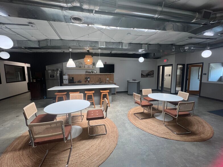 More Photos Of 1508 Nw Vivion Rd, Kansas City Coworking Space