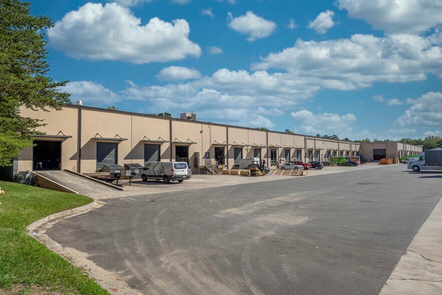 More Photos Of 9006 Perimeter Woods Dr, Charlotte Light Distribution For Lease