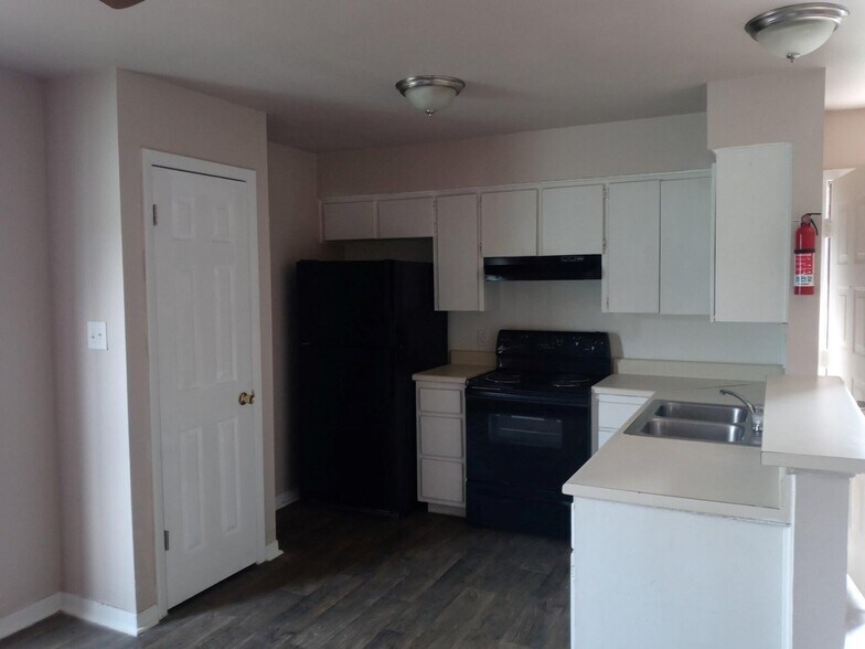 More Photos Of 1105 Westwood Ln, Giddings Apartments For Sale