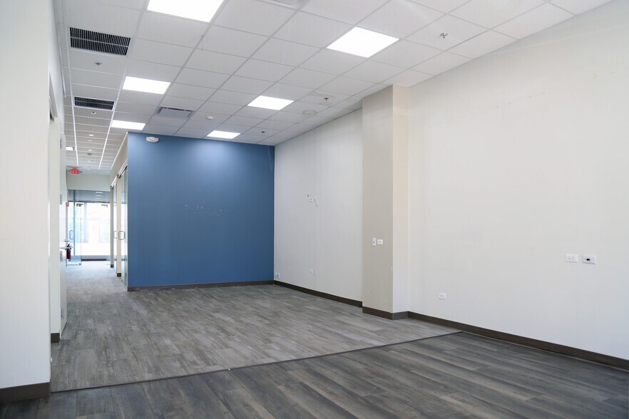 More Photos Of 775 Waukegan Rd, Deerfield Storefront For Lease