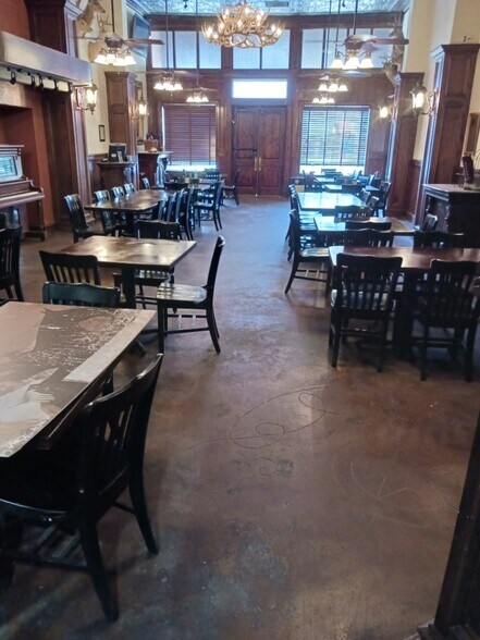 More Photos Of 204 Clay St, Nocona Restaurant For Lease