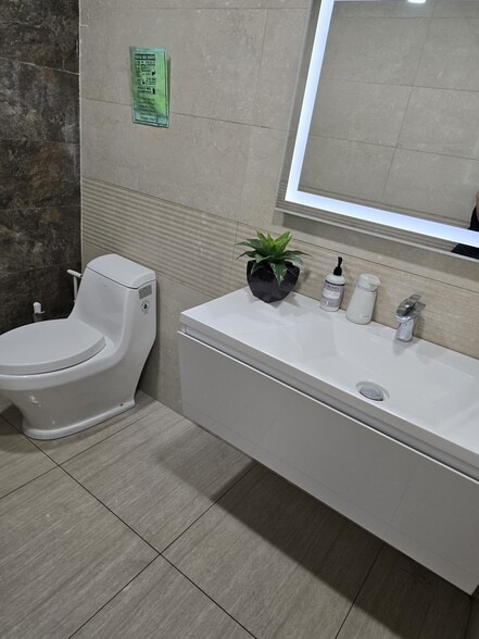 More Photos Of 4650-4698 NW 74th Ave, Miami Warehouse For Lease