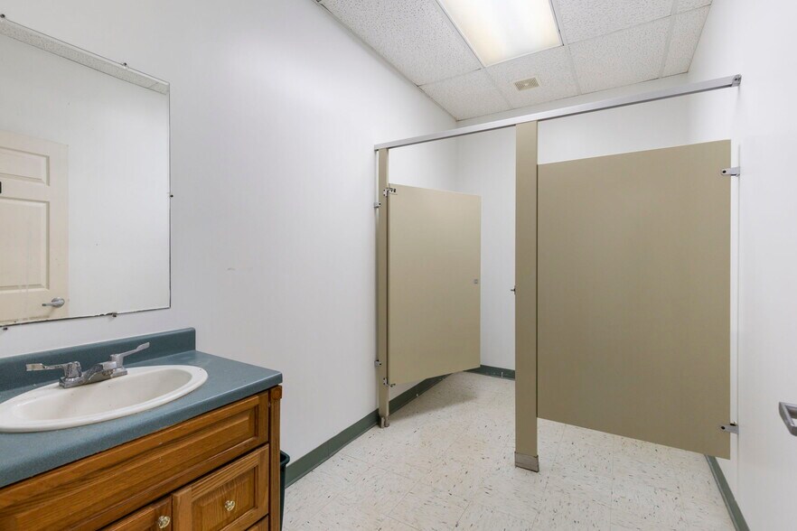 More Photos Of 13568 Oil Field Rd, Conroe Office Residential For Lease