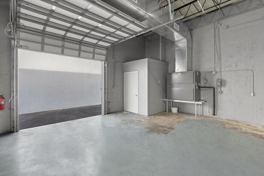 More Photos Of 272-280 SW 33rd St, Fort Lauderdale Showroom For Lease