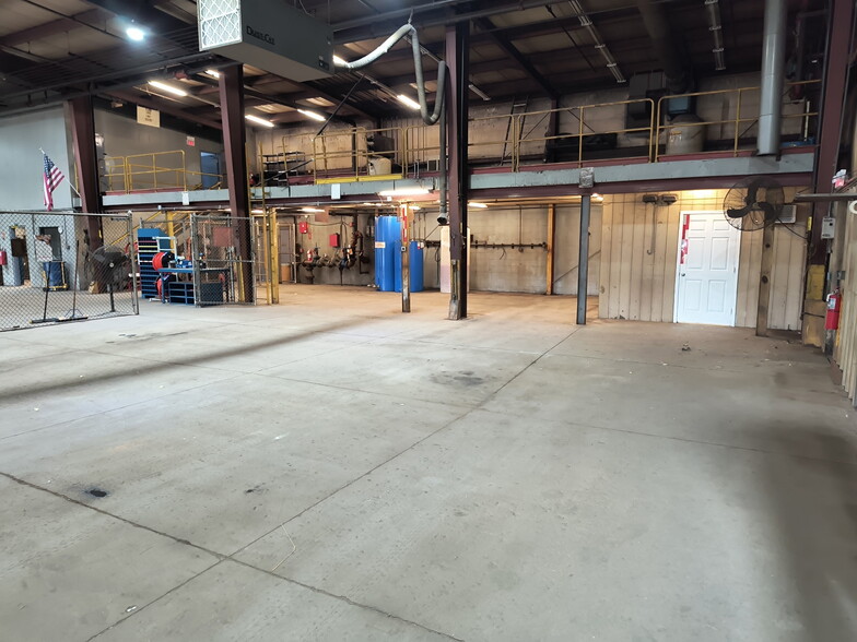 More Photos Of 5211 Oster Rd, Sheffield Village Truck Terminal For Lease