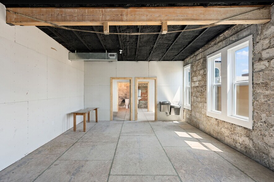 More Photos Of 211-215 E Hutchison St, San Marcos Storefront Retail Office For Lease