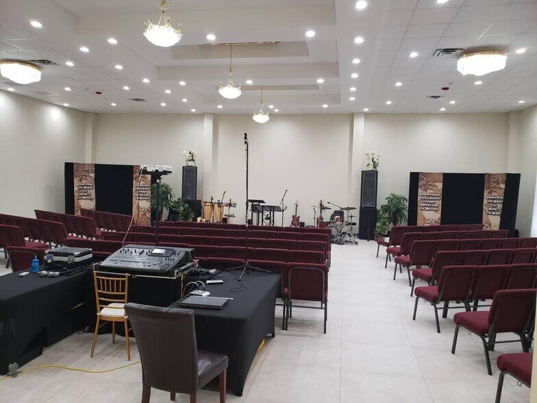 More Photos Of 6603 Langham Dr, Houston Religious Facility For Lease
