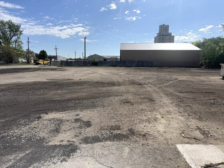 More Photos Of 1015 W Woodside St, Mcpherson Industrial For Sale