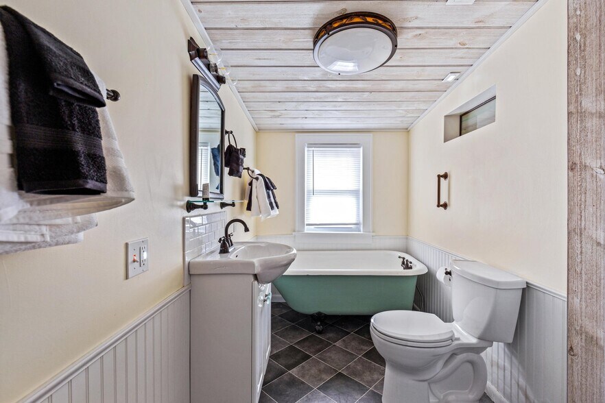 More Photos Of 710 W Ludington Ave, Ludington Hotel For Sale