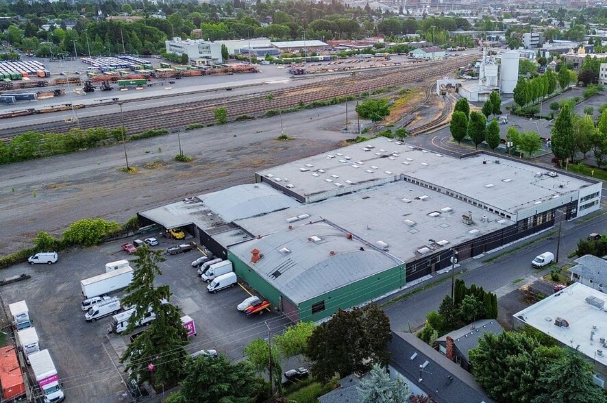 Primary Photo Of 2340 SE Gladstone St, Portland Warehouse For Sale