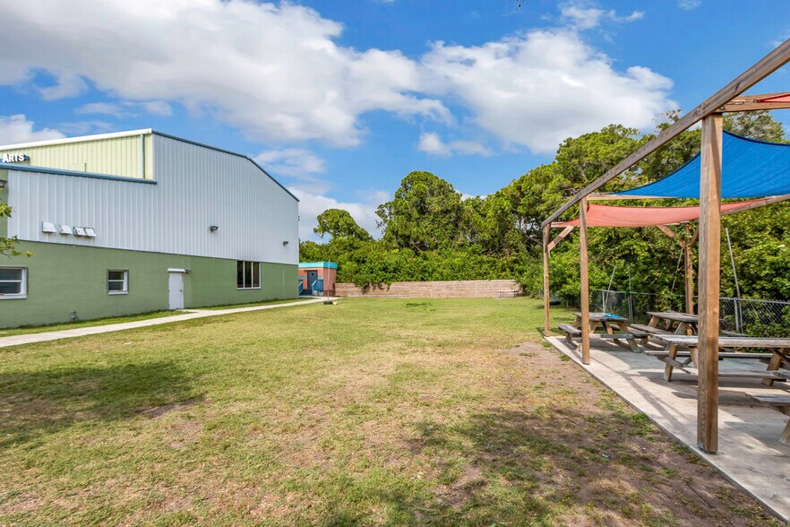 More Photos Of 7633 131st St, Seminole Freestanding For Sale