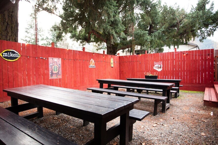 More Photos Of 6401 Rogue River Hwy, Grants Pass Bar For Sale