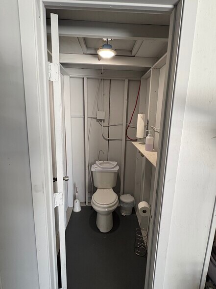 More Photos Of 136 Industrial Dr, Boerne Warehouse For Lease