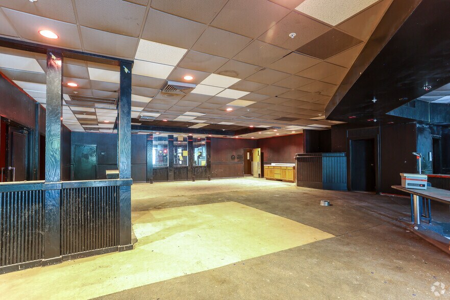 More Photos Of 2050 State Highway 31, Athens Showroom For Lease