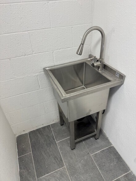 More Photos Of 1590 Foothill Dr, Boulder City Light Distribution For Sale