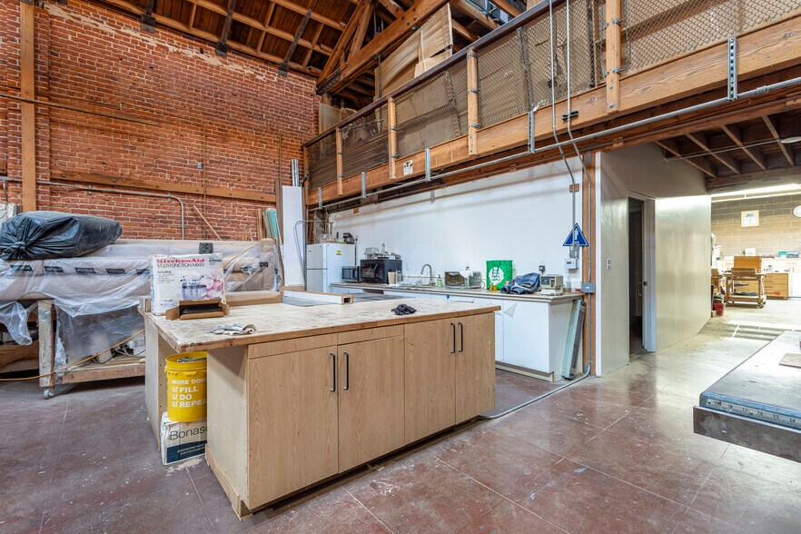 More Photos Of 4621 W Washington Blvd, Los Angeles Warehouse For Lease