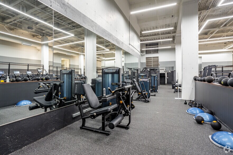 More Photos Of 401 McCullough Dr, Charlotte Office For Sale