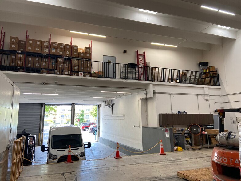 More Photos Of 2741 W 76th St, Hialeah Warehouse For Lease