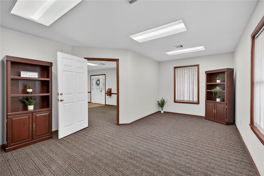 More Photos Of 706 W Broadway St, Spiro Medical For Sale