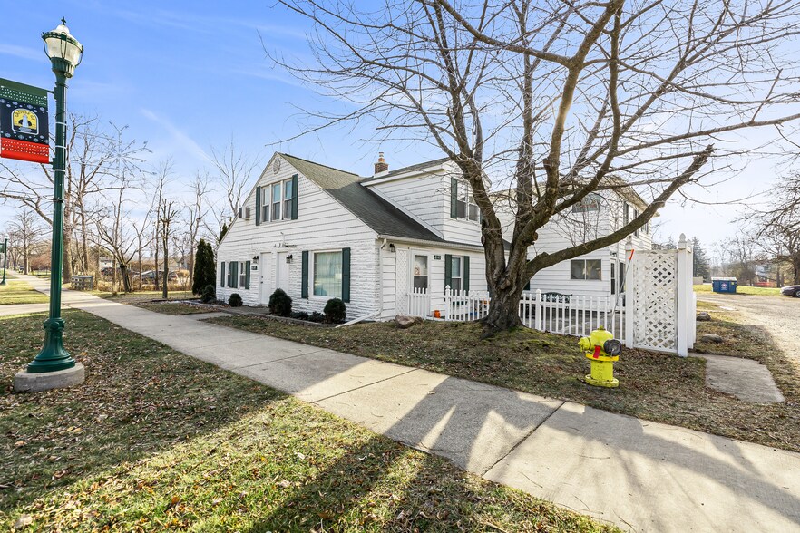 Primary Photo Of 8137-8145 Macomb St, Grosse Ile Apartments For Sale