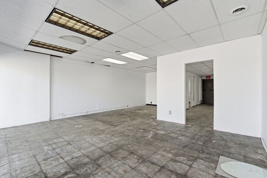 More Photos Of 1718 E Meadowmere St, Springfield General Retail For Lease