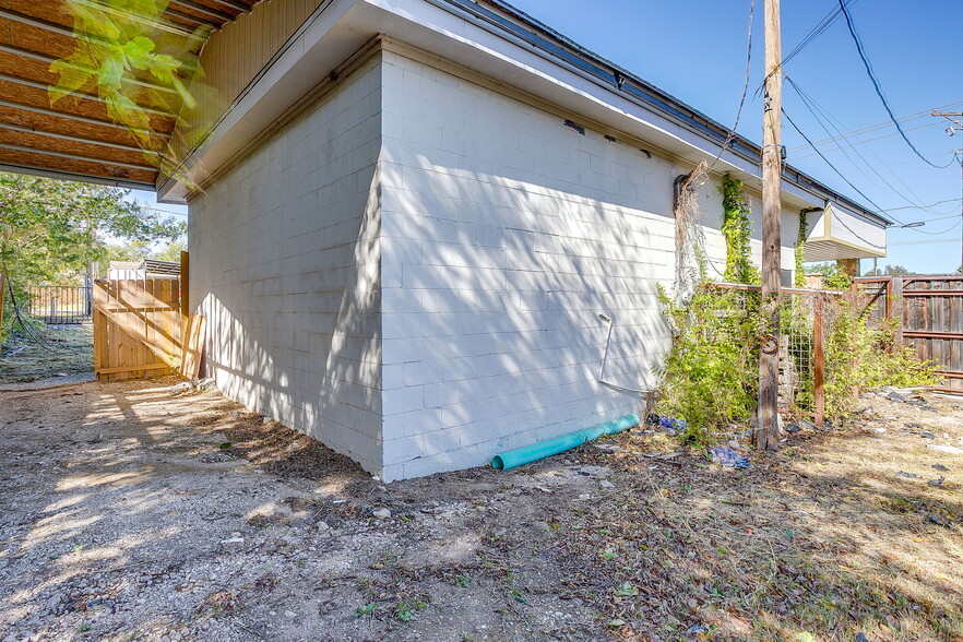 More Photos Of 5715 Azle Ave, Fort Worth Storefront Retail Office For Lease