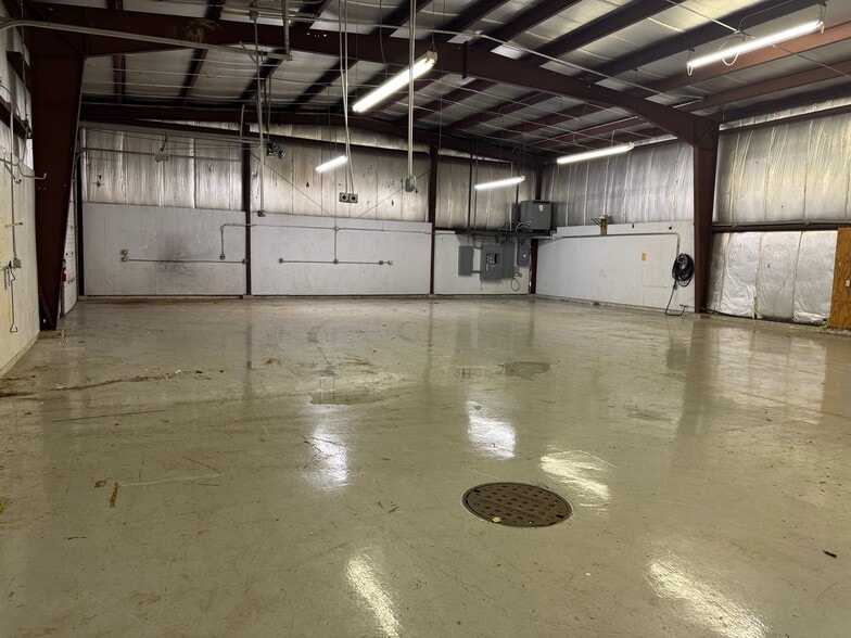 More Photos Of 1606 Commerce Dr, Sun Prairie Flex For Lease