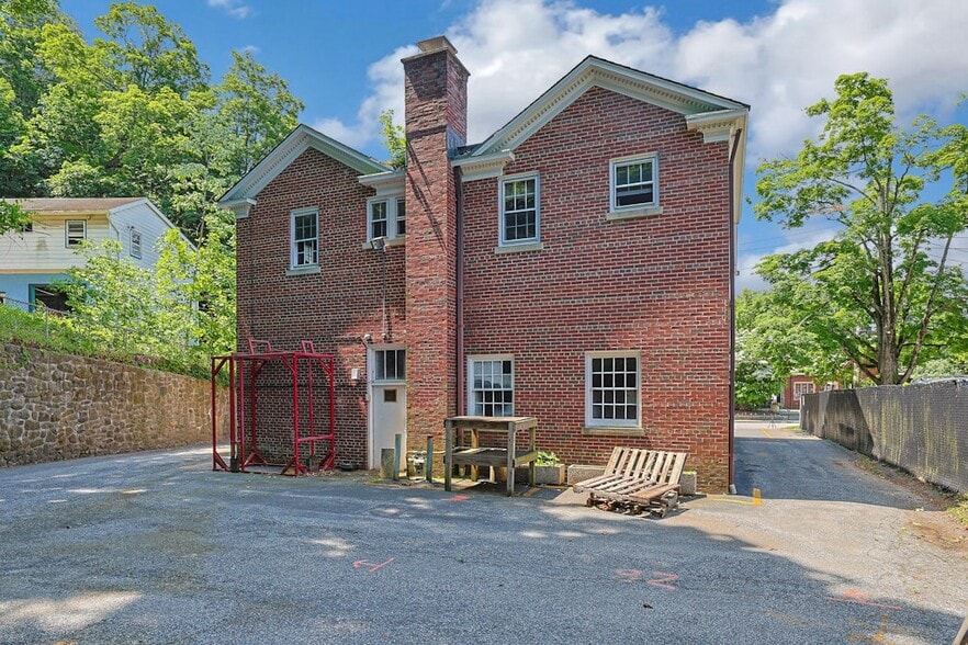 More Photos Of 11 Senter St, Chappaqua Flex For Sale