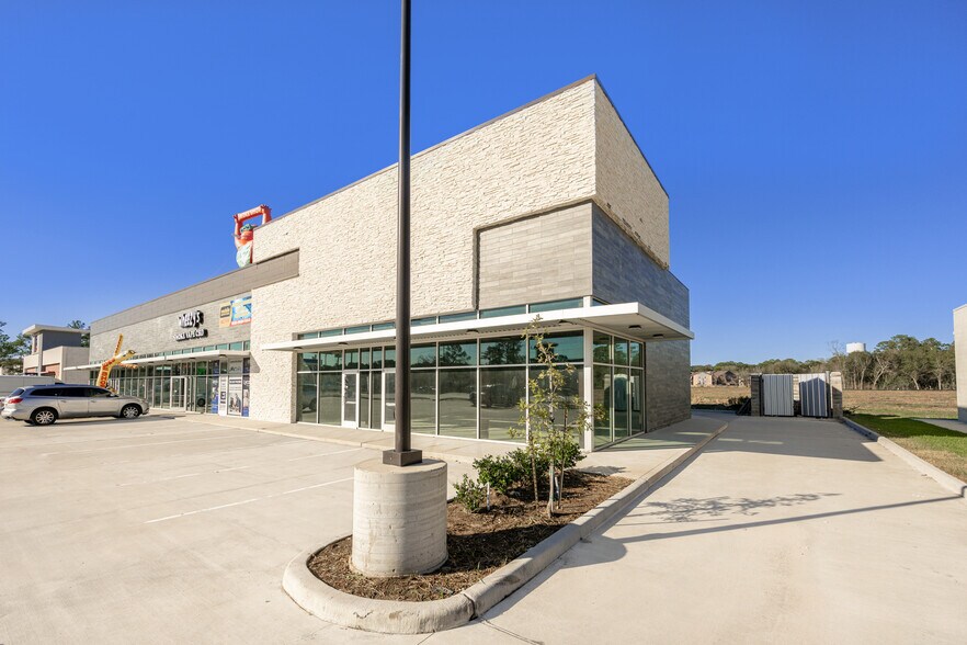 More Photos Of 650 W Rankin Rd, Houston Freestanding For Lease