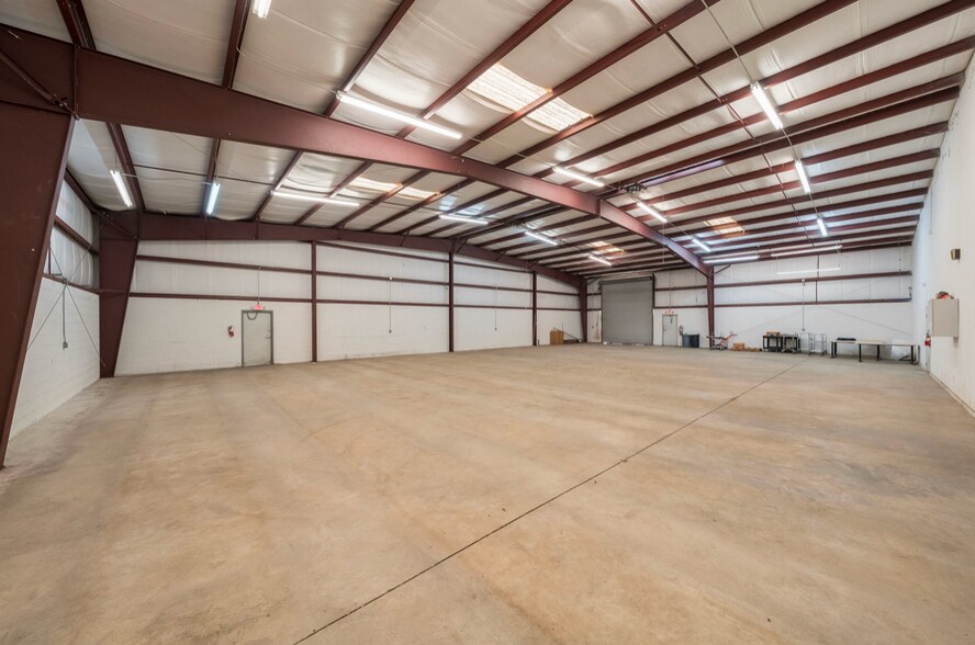 More Photos Of 501 Central Park Dr, Sanford Warehouse For Lease