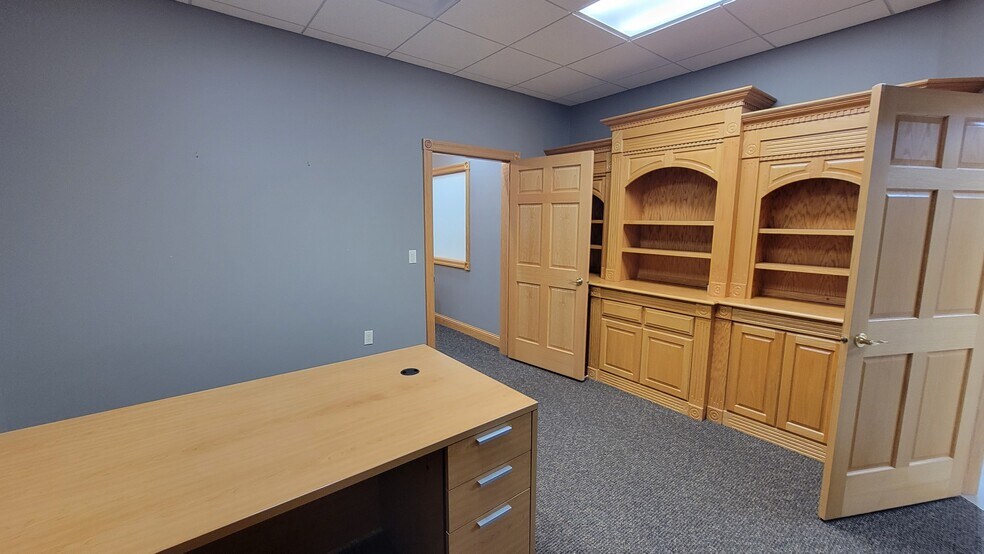 More Photos Of 1881 NW Station Parkway, Andover Office Residential For Lease
