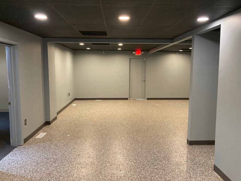 More Photos Of 935 S Iowa St, Lawrence Office For Lease