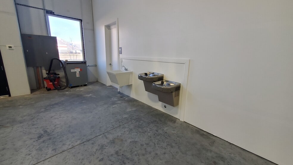 More Photos Of 752 2250 West, Springville Warehouse For Lease