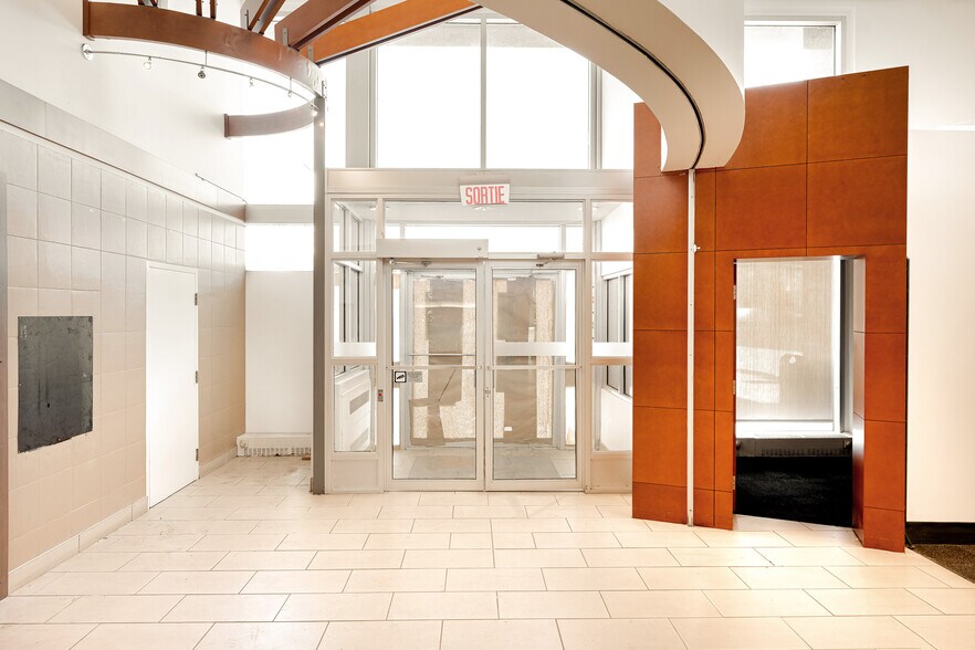 More Photos Of 1605 Rue Girouard O, Saint-hyacinthe Freestanding For Lease