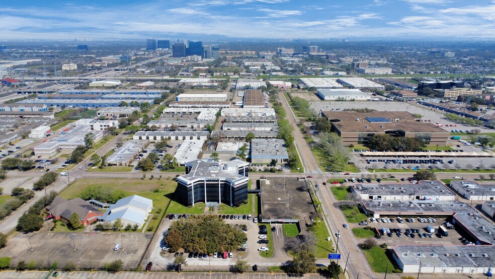 More Photos Of 6100 Corporate Dr, Houston Office For Sale