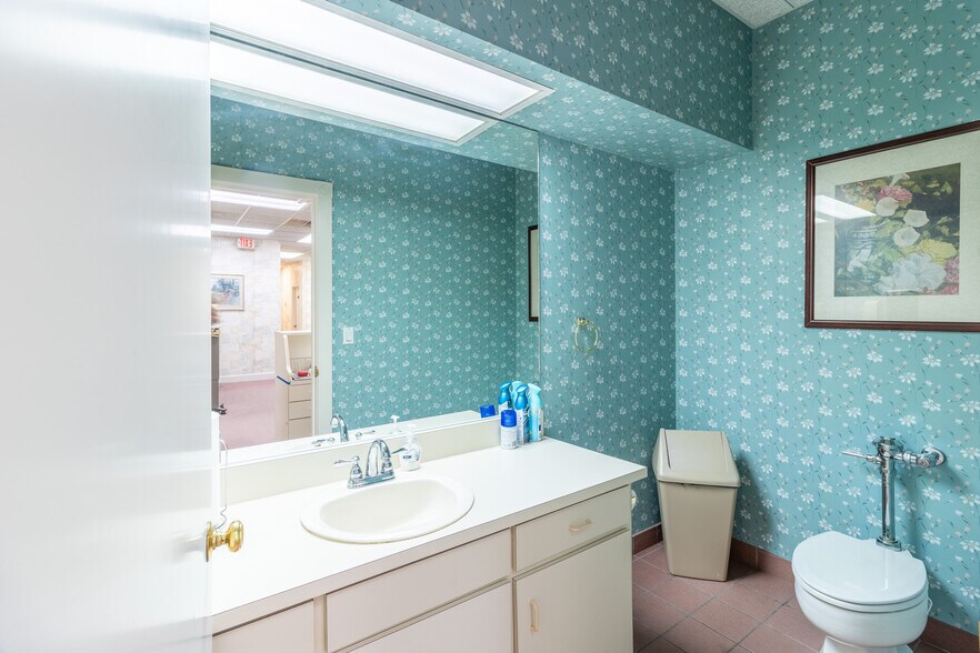 More Photos Of 1421 Ross Dr, Dalton Office For Sale