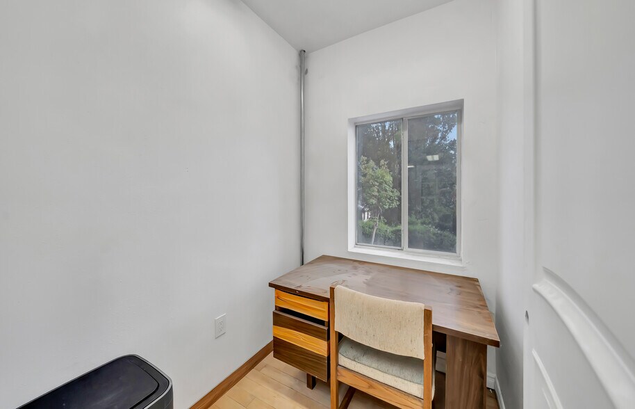 More Photos Of 830 S Main St, Santa Ana Freestanding For Sale