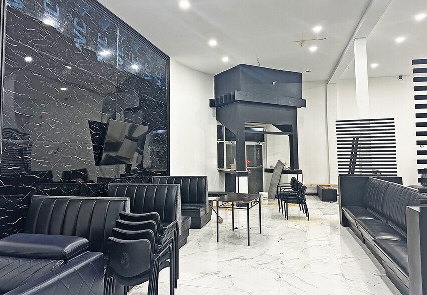 More Photos Of 360 NW 71st St, Miami Flex For Sale