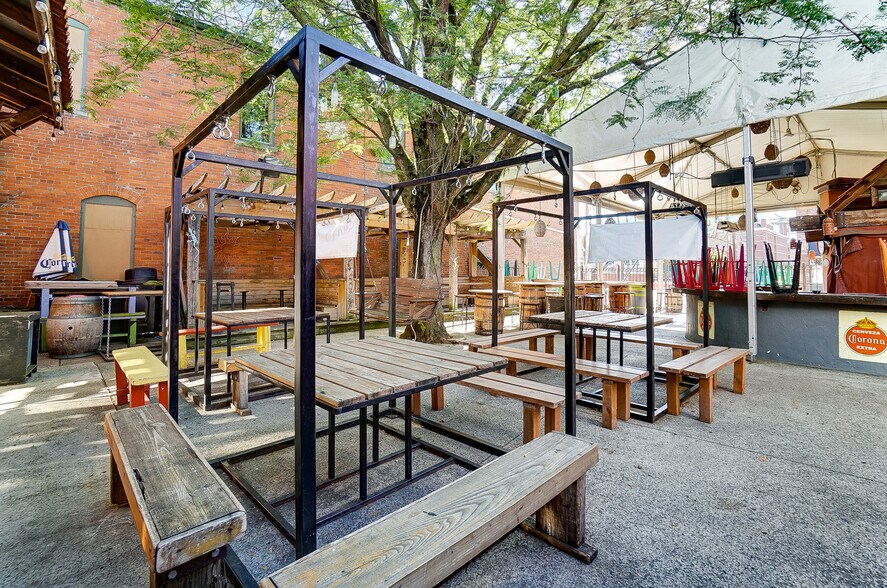 More Photos Of 491 Park St, Columbus Bar For Lease