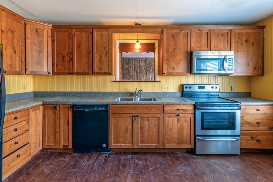 More Photos Of 121 Byers Ave, Hot Sulphur Springs Storefront Retail Residential For Sale