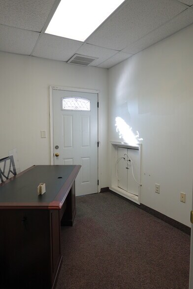More Photos Of 100 Bridge St, Hampton Office For Lease