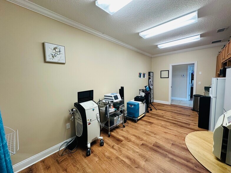 More Photos Of 305 Kingsley Lake Dr, Saint Augustine Medical For Lease