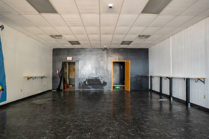 More Photos Of 1002-1010 NW Radial Hwy, Omaha Unknown For Lease