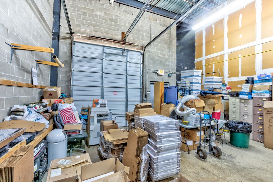 More Photos Of 110 Bi County Blvd, Farmingdale Light Distribution For Lease